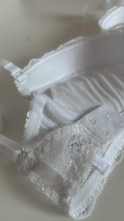 BIUSTONOSZ VIVIEN WHITE