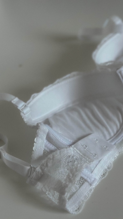 BIUSTONOSZ VIVIEN WHITE