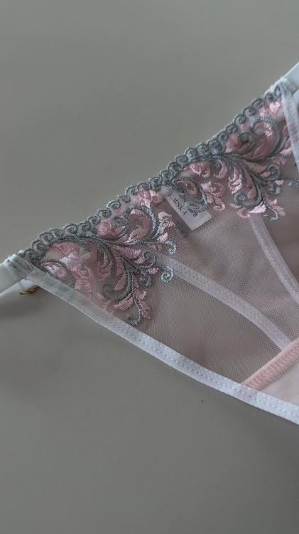 Stringi z regulacją Rose Shadow