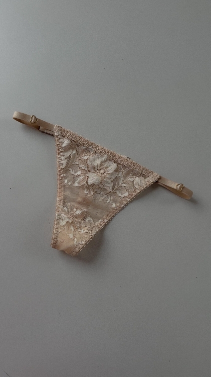 Stringi z regulacją Astrid beż