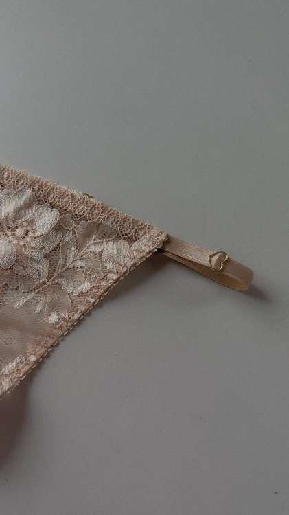 Stringi z regulacją Astrid beż