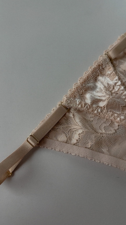 Stringi z regulacją Astrid beż