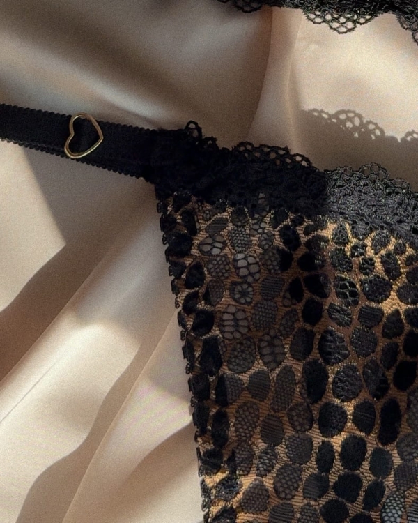 Stringi z regulacją panter